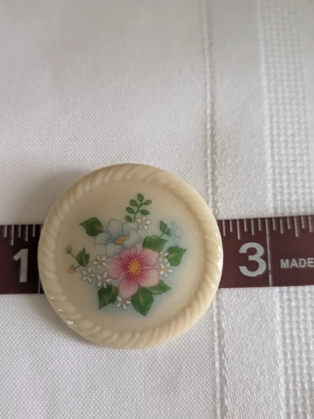 Vintage Avon Spring Bouquet Round Ceramic Brooch / Pin 1984 Floral
